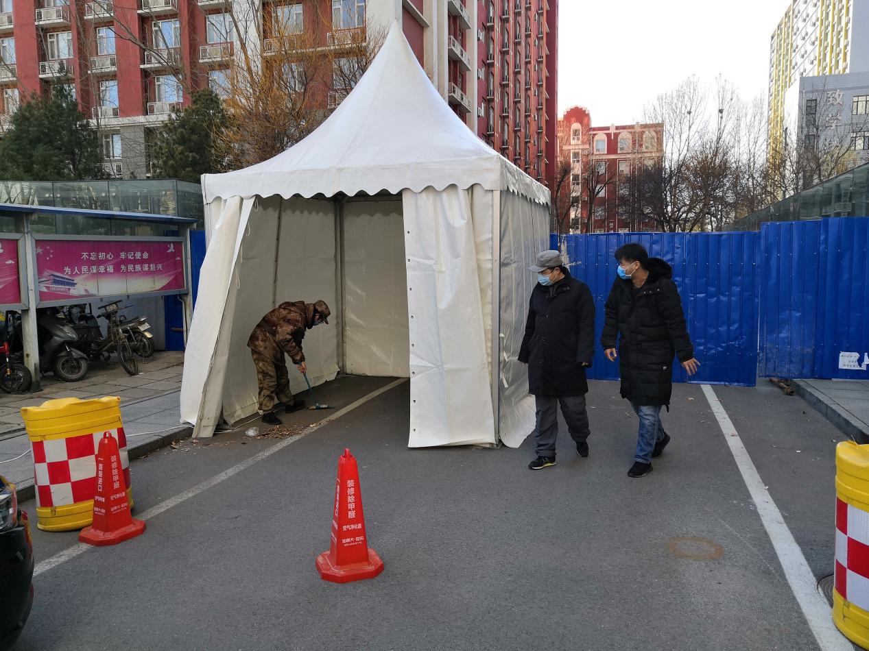 西三环学区组组长张率老师检查帐篷搭建情况